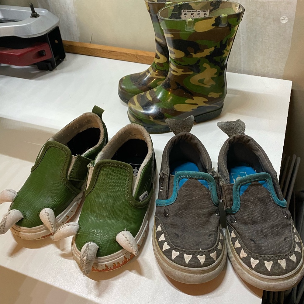 SOLD☑️🔴. 3 pairs of  boy Vans toddler shoes!!  👟